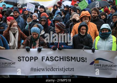 22 novembre 2024, Rhénanie-du-Nord-Westphalie, Aix-la-Chapelle : les manifestants se tiennent debout avec une pancarte disant "arrêtez le fascisme!" Au rassemblement « We are Aix-la-Chapelle » sur Theaterplatz. La manifestation est dirigée contre un événement de « dialogue avec les citoyens » de l'AFD. Photo : Oliver Berg/dpa Banque D'Images