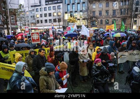 22 novembre 2024, Rhénanie du Nord-Westphalie, Aix-la-Chapelle : des manifestants se tiennent debout avec des pancartes au rassemblement « We are Aix-la-Chapelle » sur Theaterplatz. La manifestation est dirigée contre un événement de « dialogue avec les citoyens » de l'AFD. Photo : Oliver Berg/dpa Banque D'Images