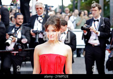 L'actrice australienne Katherine Langford en tant qu'ambassadrice de la marque L'Oréal sur le tapis rouge du Festival de Cannes 2024. Banque D'Images