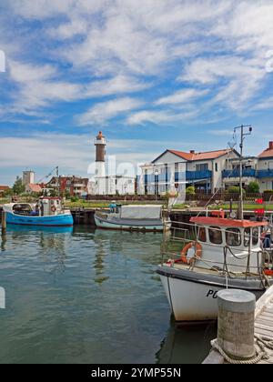 Timmendorf, Mecklembourg-Poméranie occidentale, Allemagne - 09 juin 2017 : vue sur le port pittoresque de Timmendorf Strand sur l'île de Poel en été. Banque D'Images