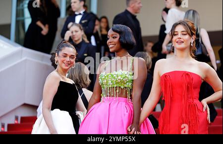 Aditi Rao Hydari, Aja Naomi King et Katherine Langford ambassadeurs de la marque L'Oréal sur le tapis rouge du Festival de Cannes 2024. Banque D'Images