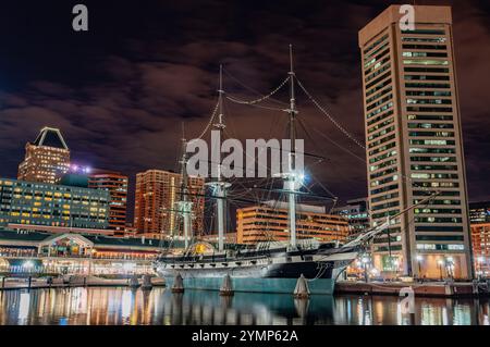 L'USS Constellation de nuit, Inner Harbor, Baltimore MD USA Banque D'Images