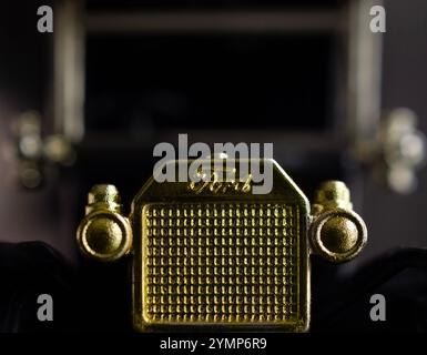 Photo macro de jouet Dinky avec grille Ford et logo Banque D'Images