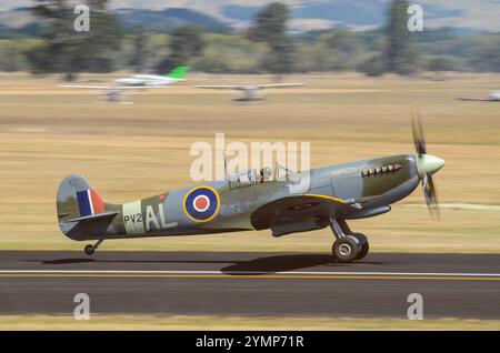 Avion de chasse Supermarine Spitfire IX décollant au spectacle aérien Wings Over Wairarapa, aérodrome de Hood, Nouvelle-Zélande. PV270, ZK-SPI Banque D'Images