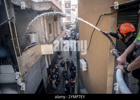 Beyrouth, Liban. 22 novembre 2024. Des pompiers ont été vus éteindre le feu après une frappe aérienne israélienne à Chiyah, dans le Grand Beyrouth. Une frappe aérienne a frappé un bâtiment qui abritait des commerces, notamment un magasin de vêtements, une salle de sport pour femmes, une entreprise de construction et un centre médical. Depuis septembre, Israël mène l'une des campagnes aériennes les plus intenses de l'histoire de la guerre moderne dans une grande partie du Liban. Crédit : SOPA images Limited/Alamy Live News Banque D'Images