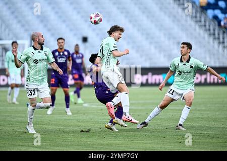 22 novembre 2024 ; Allianz Stadium, Sydney, NSW, Australie : a-League Football, Perth Glory contre Western United ; Kane Vidmar de Western United dirige le ballon Banque D'Images