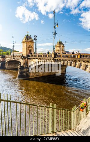 Vue du pont de la Légion (en tchèque 'Most Legií'), pont historique sur la rivière Vltava, depuis le quai de Smetana, Prague, République tchèque. Banque D'Images