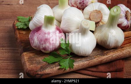 Ail jeune frais, couleur blanche et violette, sur une table en bois, pas de gens Banque D'Images
