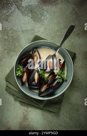 Moules en coquilles, en sauce crémeuse à l'ail, moules en sauce béchamel, maison, pas de gens Banque D'Images