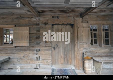 Entrée historique de la maison, ferme Bregenzerwald du 18ème siècle, Musée Bezau d'histoire locale, Vorarlberg, Autriche, Europe Banque D'Images