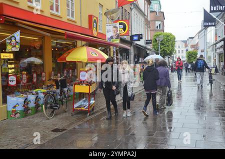 Les gens sous la pluie sur la rue piétonne à Aalborg, Jutland, Danemark, Scandinavie, Europe Banque D'Images