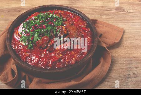 Chashushuli, un plat traditionnel géorgien, épicé, ragoût de viande avec des tomates et des épices, fait maison, pas de gens Banque D'Images