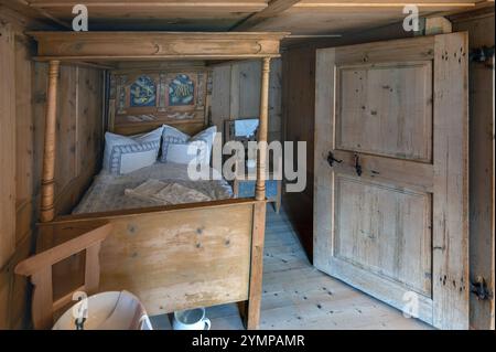 Chambre historique avec lit double, ferme Bregenzerwald du 18ème siècle, Musée d'histoire locale de Bezau, Vorarlberg, Autriche, Europe Banque D'Images