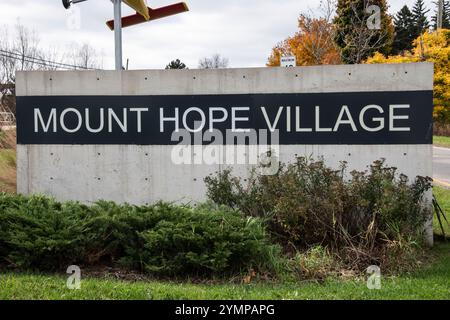 Bienvenue à Mount Hope Village signe sur Homestead Drive à Hamilton, Ontario, Canada Banque D'Images