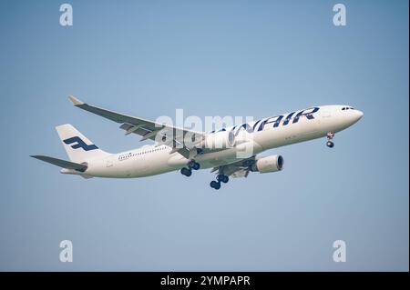 22.10.2024, Singapur, Republik Singapur, Asien - Ein Passagierflugzeug der Finnair vom Typ Airbus A330-300 mit der Registrierung OH-LTS im Landeanflug auf den internationalen Flughafen Changi. Finnair ist Mitglied der oneworld Luftfahrtallianz, einem internationalen Netzwerk von Fluggesellschaften. *** 22 10 2024, Singapour, République de Singapour, Asie Un Airbus A330 300 de Finnair immatriculé OH LTS à l'approche de l'aéroport international de Changi Finnair est membre de l'alliance aérienne oneworld, un réseau international de compagnies aériennes Banque D'Images