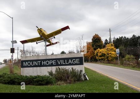 Bienvenue à Mount Hope Village signe et avion sur Homestead Drive à Hamilton, Ontario, Canada Banque D'Images