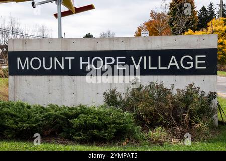 Bienvenue à Mount Hope Village signe sur Homestead Drive à Hamilton, Ontario, Canada Banque D'Images