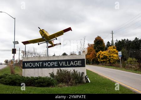 Bienvenue à Mount Hope Village signe et avion sur Homestead Drive à Hamilton, Ontario, Canada Banque D'Images