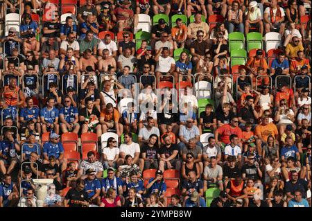 LUBIN, POLOGNE - 17 AOÛT 2024 : match de football polonais PKO Ekstraklasa entre KGHM Zaglebie Lubin vs Lech Poznan. Supporters à la tribune. Banque D'Images