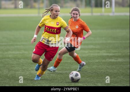 LUBIN, POLOGNE - 11 SEPTEMBRE 2024 : match de football féminin Ligue centrale polonaise de la jeunesse CLJ U-16 Zaglebie Lubin FemGol vs Sleza Wroclaw. Banque D'Images