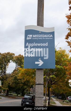 Panneau indiquant la piscine extérieure du parc Applewood Heights à Mississauga, Toronto, Ontario, Canada Banque D'Images