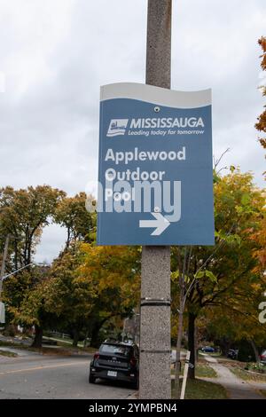 Panneau indiquant la piscine extérieure du parc Applewood Heights à Mississauga, Toronto, Ontario, Canada Banque D'Images