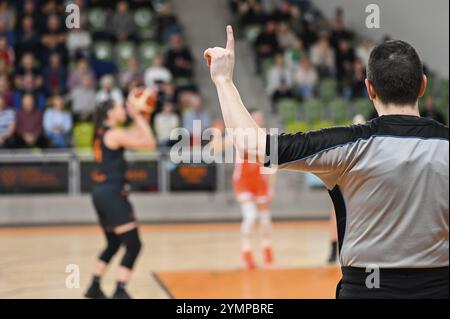 Homme arbitre montre le jeu de pas avec ses mains. En arrière-plan. Banque D'Images
