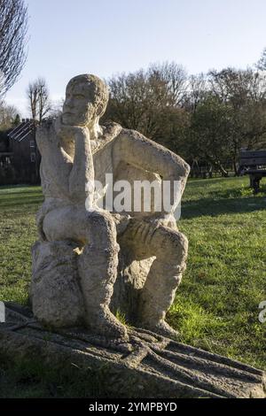 Steyning, West Sussex, Royaume-Uni, 10 janvier. La statue de Saint Cuthman fait face à l'église paroissiale de Steyning, West Sussex, le 10 janvier 2024 Banque D'Images