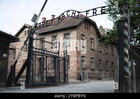 La porte principale du camp de concentration Auschwitz Birkenau avec une inscription en allemand Arbeit Macht Frei (le travail rend gratuit) Banque D'Images