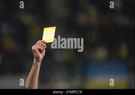 WROCLAW, POLOGNE - 26 MARS 2024 : qualifications pour l'UEFA Euro 2024. Match final Ukraine - Islande 2:1. L'arbitre montre un carton jaune. Banque D'Images