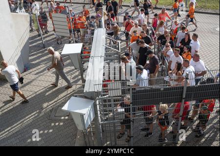 LUBIN, POLOGNE - 17 AOÛT 2024 : match de football polonais PKO Ekstraklasa entre KGHM Zaglebie Lubin vs Lech Poznan. Sécurité et supporters à l'entr Banque D'Images