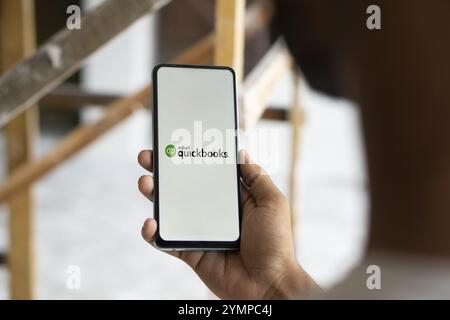 Le logo Intuit quickbooks est affiché sur le smartphone. QuickBooks est un logiciel de comptabilité. Banque D'Images