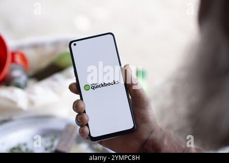 Le logo Intuit quickbooks est affiché sur le smartphone. QuickBooks est un logiciel de comptabilité. Banque D'Images