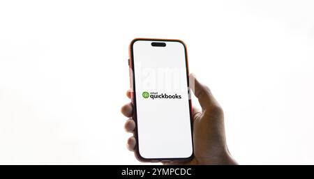 Le logo Intuit quickbooks est affiché sur le smartphone. QuickBooks est un logiciel de comptabilité. Banque D'Images