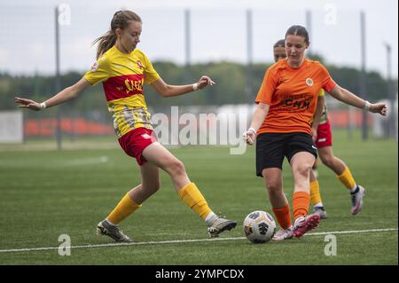 LUBIN, POLOGNE - 11 SEPTEMBRE 2024 : match de football féminin Ligue centrale polonaise de la jeunesse CLJ U-16 Zaglebie Lubin FemGol vs Sleza Wroclaw. Banque D'Images