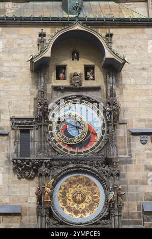 PRAGUE, TCHÉQUIE - 25 MARS 2023 : horloge astronomique sur le mur de l'ancien hôtel de ville. Banque D'Images