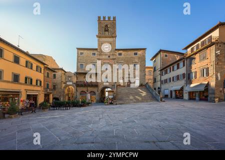 Ville de Cortona, la place centrale de la République et la mairie. Province d'Arezzo, région Toscane, Italie, Europe Banque D'Images