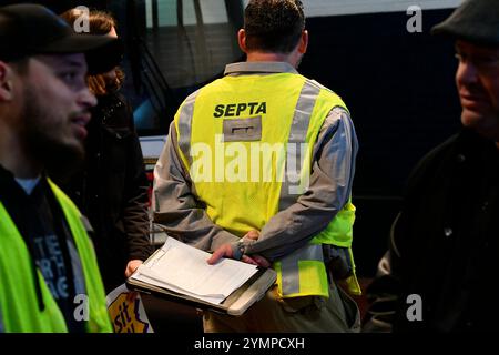 Philadelphie, États-Unis. 22 novembre 2024. Le gouverneur Shapiro ordonne une allocation de 153 millions de dollars américains pour contourner la modification équitable proposée imminente pour financer le système de transport en commun des cinq comtés de la Southeastern Pennsylvania Transportation Authority (SEPTA), lors d'une annonce à l'atelier de terminal de bus du Frankford Transportation Center à Philadelphie, PA, États-Unis le 21 novembre 2024. (Photo de Bastiaan Slabbers/Sipa USA) crédit : Sipa USA/Alamy Live News Banque D'Images