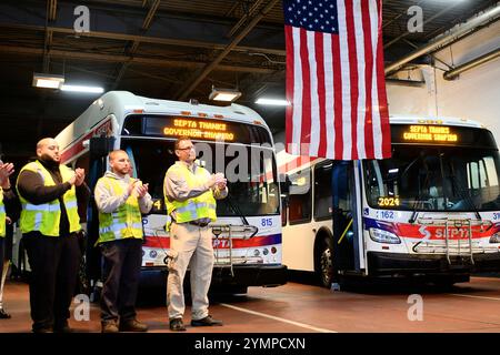 Philadelphie, États-Unis. 22 novembre 2024. Le gouverneur Shapiro ordonne une allocation de 153 millions de dollars américains pour contourner la modification équitable proposée imminente pour financer le système de transport en commun des cinq comtés de la Southeastern Pennsylvania Transportation Authority (SEPTA), lors d'une annonce à l'atelier de terminal de bus du Frankford Transportation Center à Philadelphie, PA, États-Unis le 21 novembre 2024. (Photo de Bastiaan Slabbers/Sipa USA) crédit : Sipa USA/Alamy Live News Banque D'Images