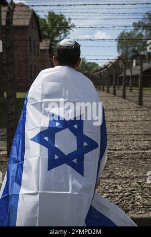 Jude avec le drapeau israélien dans le camp de concentration nazi allemand Auschwitz Birkenau Banque D'Images