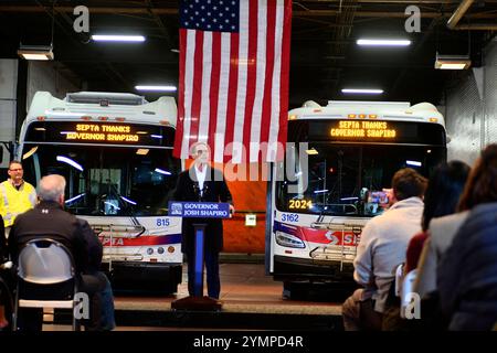 Philadelphie, États-Unis. 22 novembre 2024. Le gouverneur Shapiro ordonne une allocation de 153 millions de dollars américains pour contourner la modification équitable proposée imminente pour financer le système de transport en commun des cinq comtés de la Southeastern Pennsylvania Transportation Authority (SEPTA), lors d'une annonce à l'atelier de terminal de bus du Frankford Transportation Center à Philadelphie, PA, États-Unis le 21 novembre 2024. (Photo de Bastiaan Slabbers/Sipa USA) crédit : Sipa USA/Alamy Live News Banque D'Images