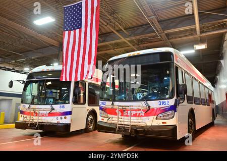 Philadelphie, États-Unis. 22 novembre 2024. Le gouverneur Shapiro ordonne une allocation de 153 millions de dollars américains pour contourner la modification équitable proposée imminente pour financer le système de transport en commun des cinq comtés de la Southeastern Pennsylvania Transportation Authority (SEPTA), lors d'une annonce à l'atelier de terminal de bus du Frankford Transportation Center à Philadelphie, PA, États-Unis le 21 novembre 2024. (Photo de Bastiaan Slabbers/Sipa USA) crédit : Sipa USA/Alamy Live News Banque D'Images