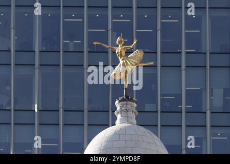 LONDRES, ROYAUME-UNI, 21 MARS. Réplique de la statue d'Anna Pavlova sur la coupole du Victoria Palace Theatre à Londres le 21 mars 2018 Banque D'Images