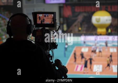 LUBIN, POLOGNE - 16 JANVIER 2023 : Volleyball Polonais PlusLiga Match Cuprum Lubin vs Projekt Warszawa. Caméra TV professionnelle. Banque D'Images