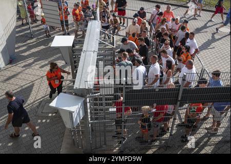 LUBIN, POLOGNE - 17 AOÛT 2024 : match de football polonais PKO Ekstraklasa entre KGHM Zaglebie Lubin vs Lech Poznan. Sécurité et supporters à l'entr Banque D'Images