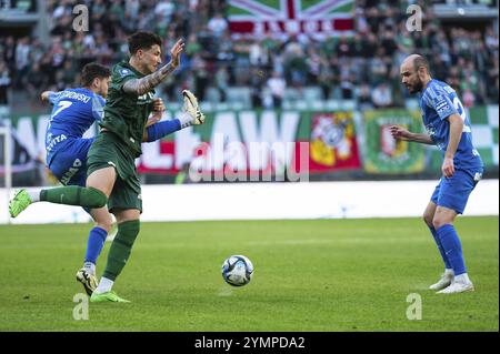 WROCLAW, POLOGNE - 27 AVRIL 2024 : match de football polonais PKO Ekstraklasa entre Slask Wrocla vs Ruch Chorzow. Partisans de Slask. En action Erik Expo Banque D'Images