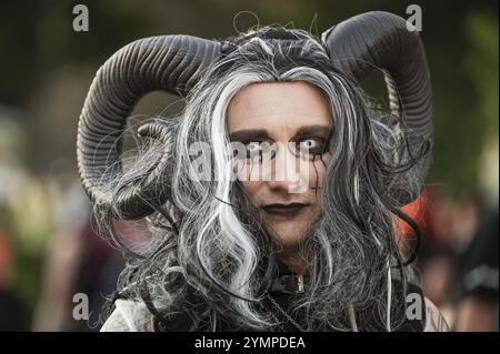 BOLKOW, POLOGNE - 14 JUILLET 2023 : un participant non identifié de la fête du château dans la rue de la ville. Castle Party est un festival indépendant sombre. Banque D'Images