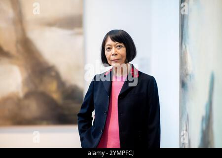 Emden, Allemagne. 22 novembre 2024. L'artiste Leiko Ikemura est présentée dans l'exposition 'Floating Spheres' à la Kunsthalle Emden. Au total, 76 œuvres de l'artiste japonais-suisse seront exposées jusqu'au 11 mai 2025, montrant une coupe transversale de son travail - de la peinture et de l'art graphique à la photographie, la vidéo et les sculptures. Crédit : Hauke-Christian Dittrich/dpa/Alamy Live News Banque D'Images