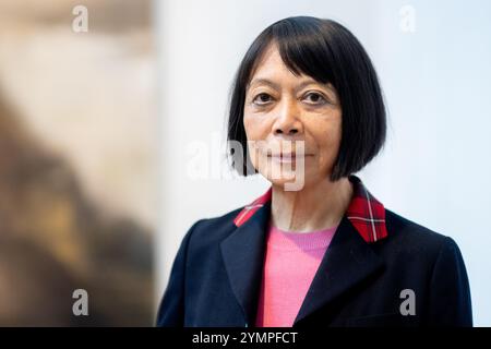 Emden, Allemagne. 22 novembre 2024. L'artiste Leiko Ikemura est présentée dans l'exposition 'Floating Spheres' à la Kunsthalle Emden. Au total, 76 œuvres de l'artiste japonais-suisse seront exposées jusqu'au 11 mai 2025, montrant une coupe transversale de son travail - de la peinture et de l'art graphique à la photographie, la vidéo et les sculptures. Crédit : Hauke-Christian Dittrich/dpa/Alamy Live News Banque D'Images