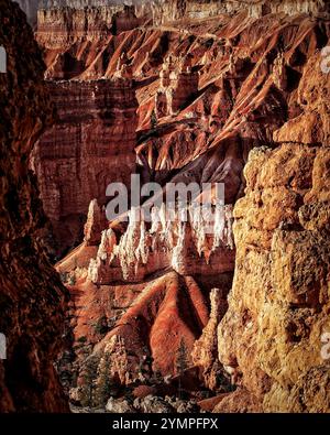 Les hoodoos se dressent sur les pentes du parc national de Bryce Canyon, dans l'Utah, pour montrer la puissance de la nature. Banque D'Images